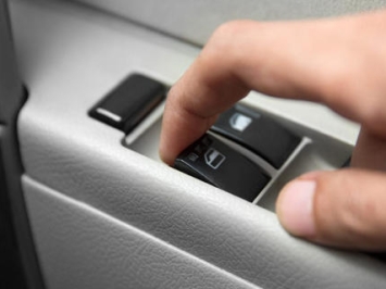 7 BƯỚC XỬ LÝ CỬA KÍNH Ô TÔ BỊ KẸT